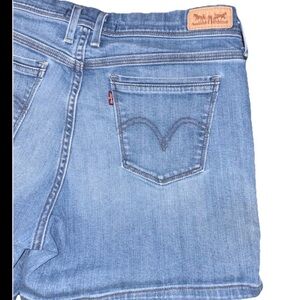 Levi's Women's mid length Blue Jean shorts size 10
